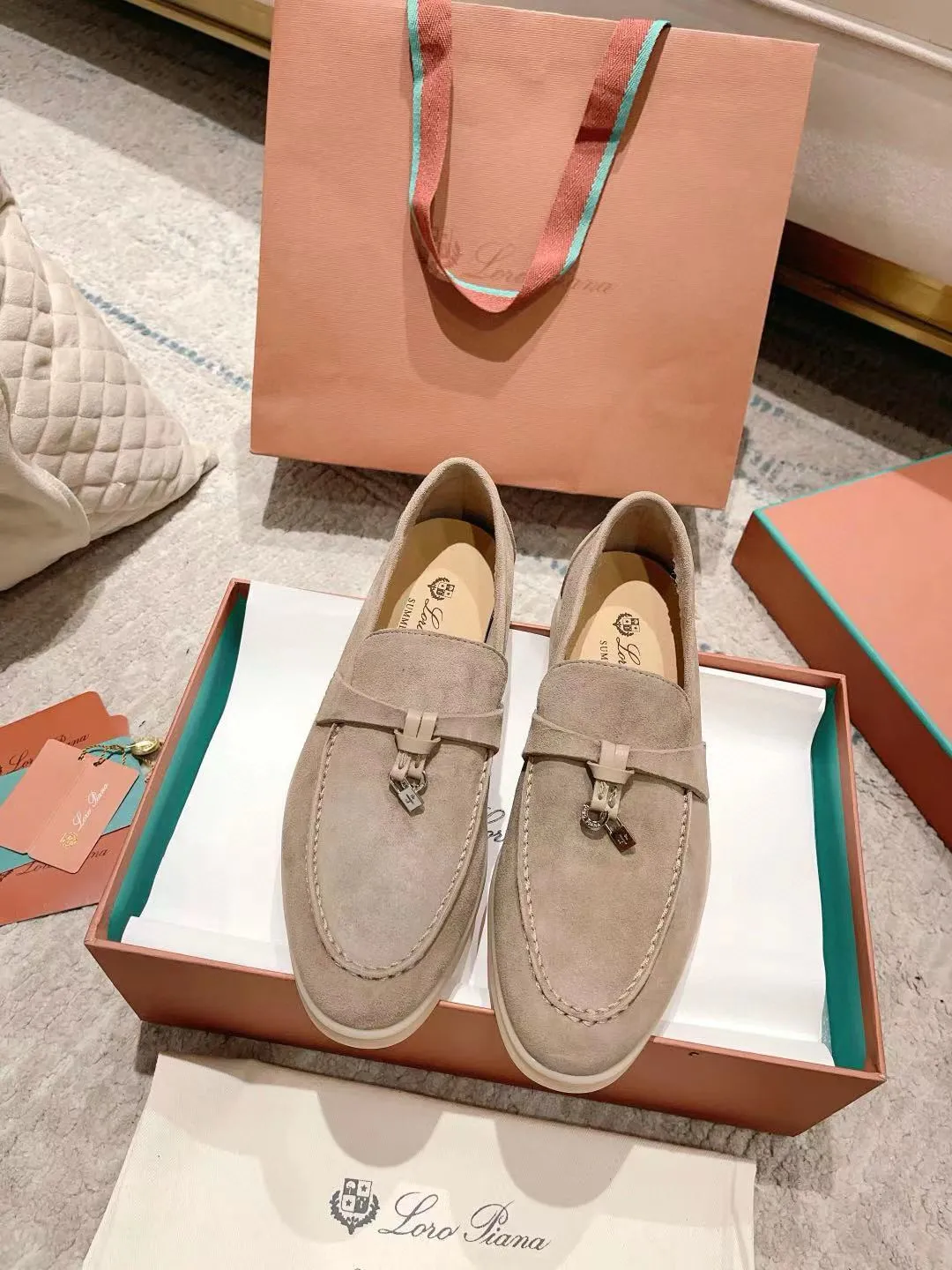 Factory price: 520💰4050 new color. Original purchase, 1⃣️: 1⃣️ folded and developed, Loro Piana professional model to try on feet, quality purchase level, flash sale of common products on the market, welcome to compare, original packaging. Fabric: Imported from Italy🐑High mercerized shearling, Lining: Hand-sewn mark thread in water-dyed cowhide imported from Italy🧵, high-end and elegant. Comfortable on the feet. Size: Women's 35-42 (41, 42) customized, non-returnable, men's 38-45 (46, 47, 48) customized, non-refundable. Fashionable boutiques that you can’t miss, a must-have item